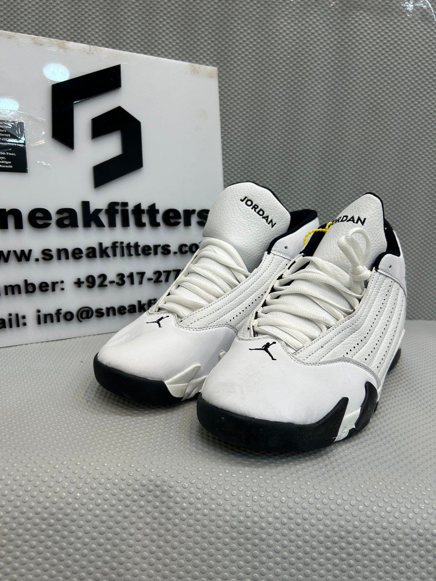 AR JDN 14 - Retro - White Black