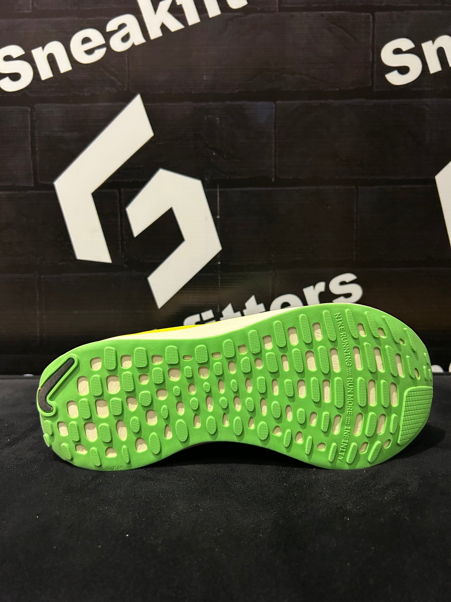 NKE - React  - Off White with Green