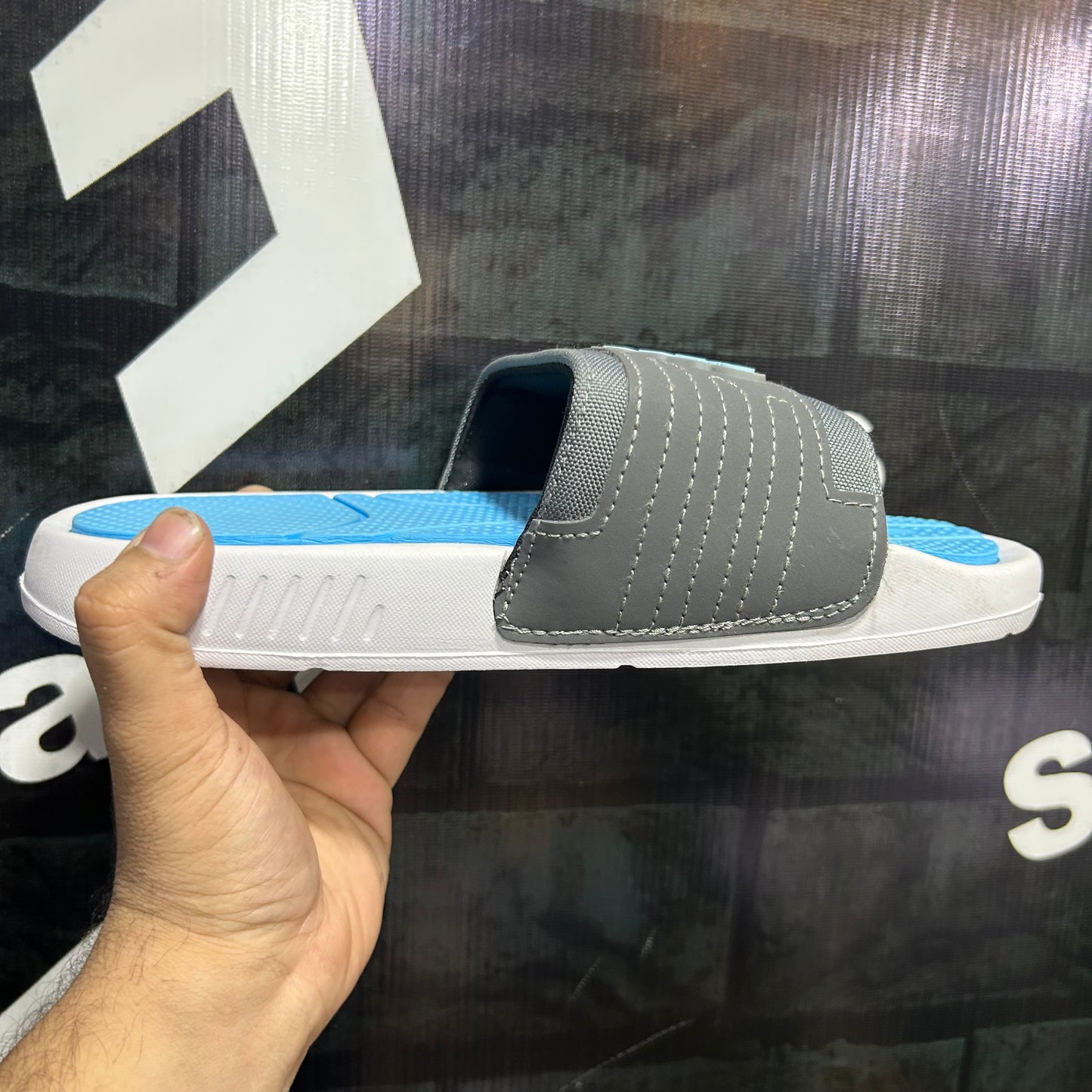 Ad - D1 - Slides - Grey / White