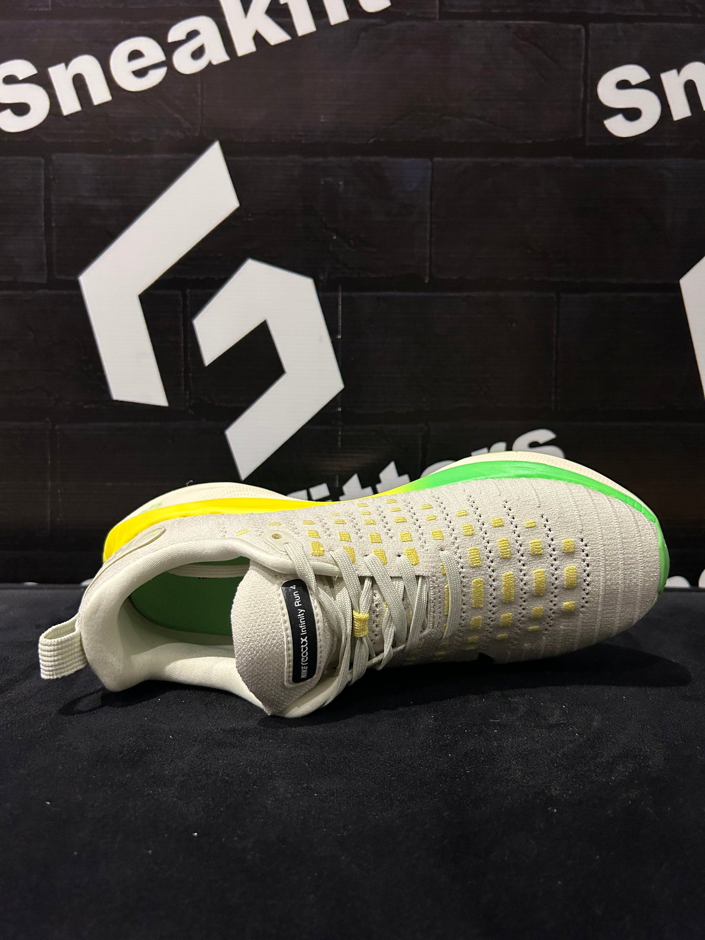 NKE - React  - Off White with Green