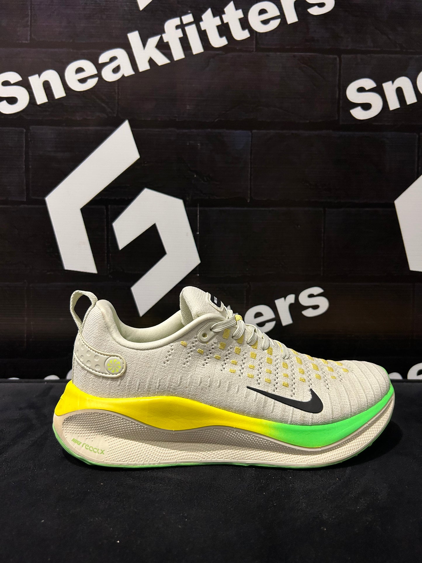 NKE - React  - Off White with Green