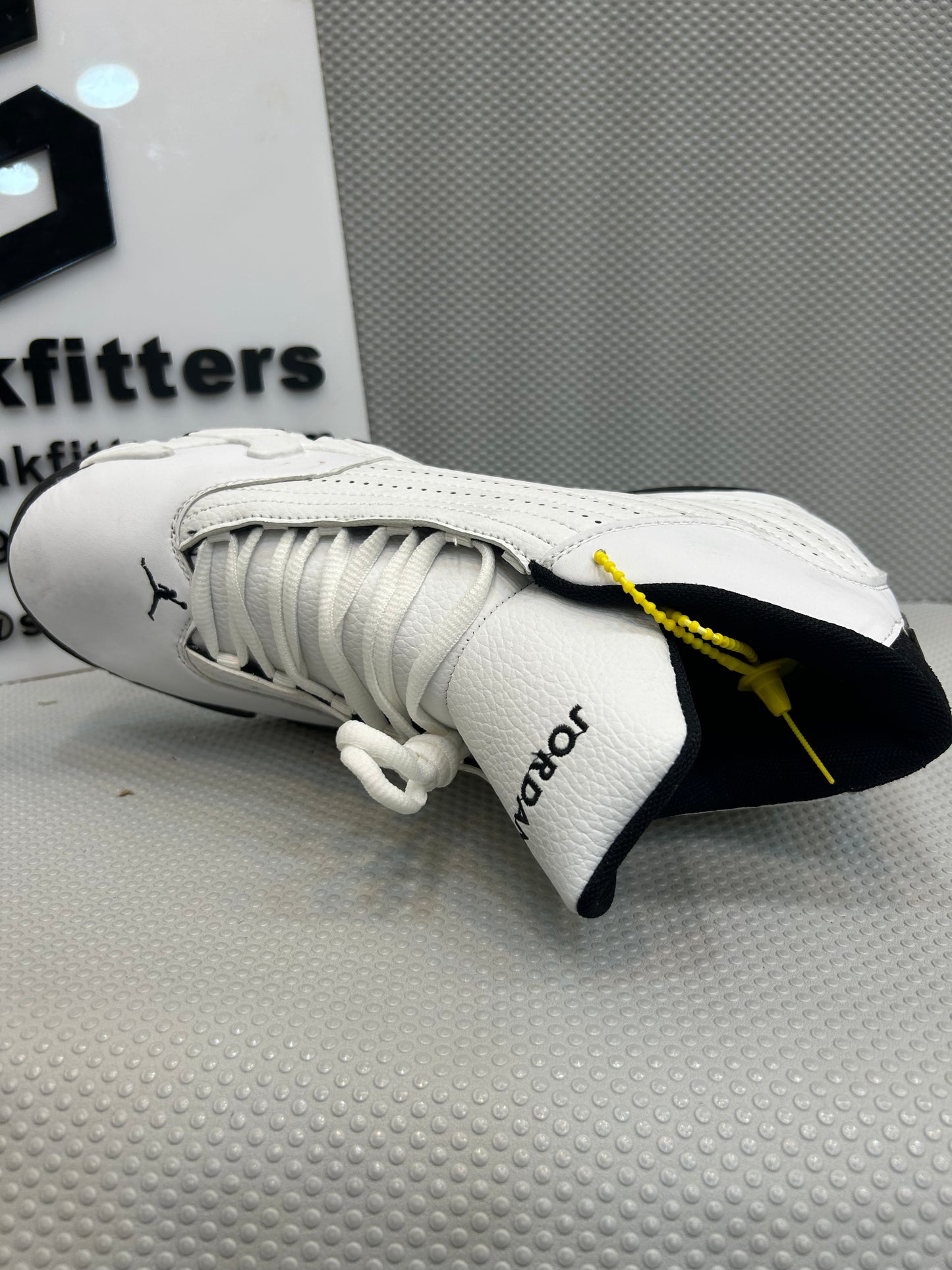 AR JDN 14 - Retro - White Black