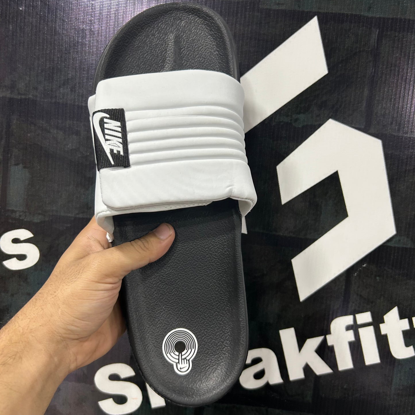 NKE - Slides - D3 - Black White