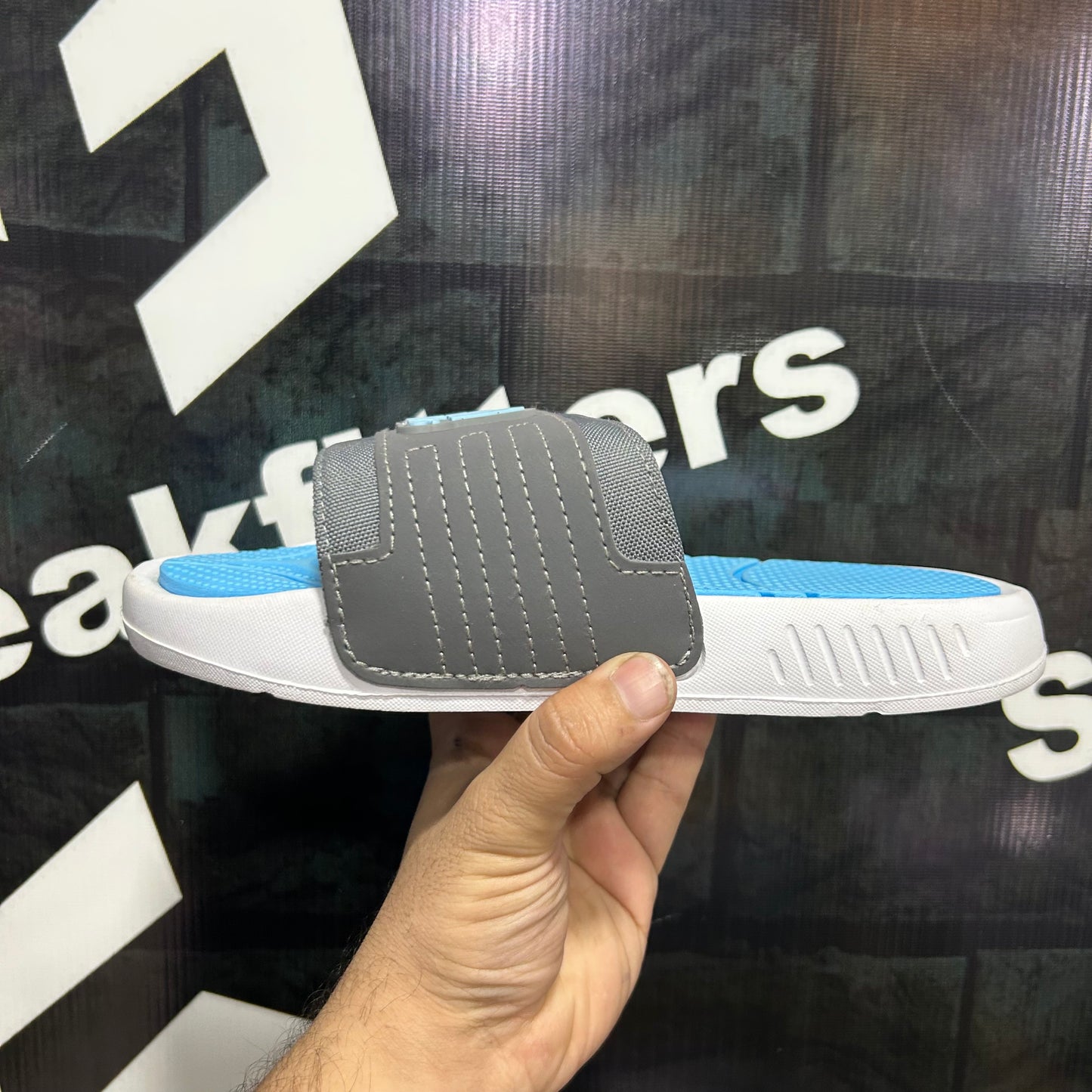Ad - D1 - Slides - Grey / White