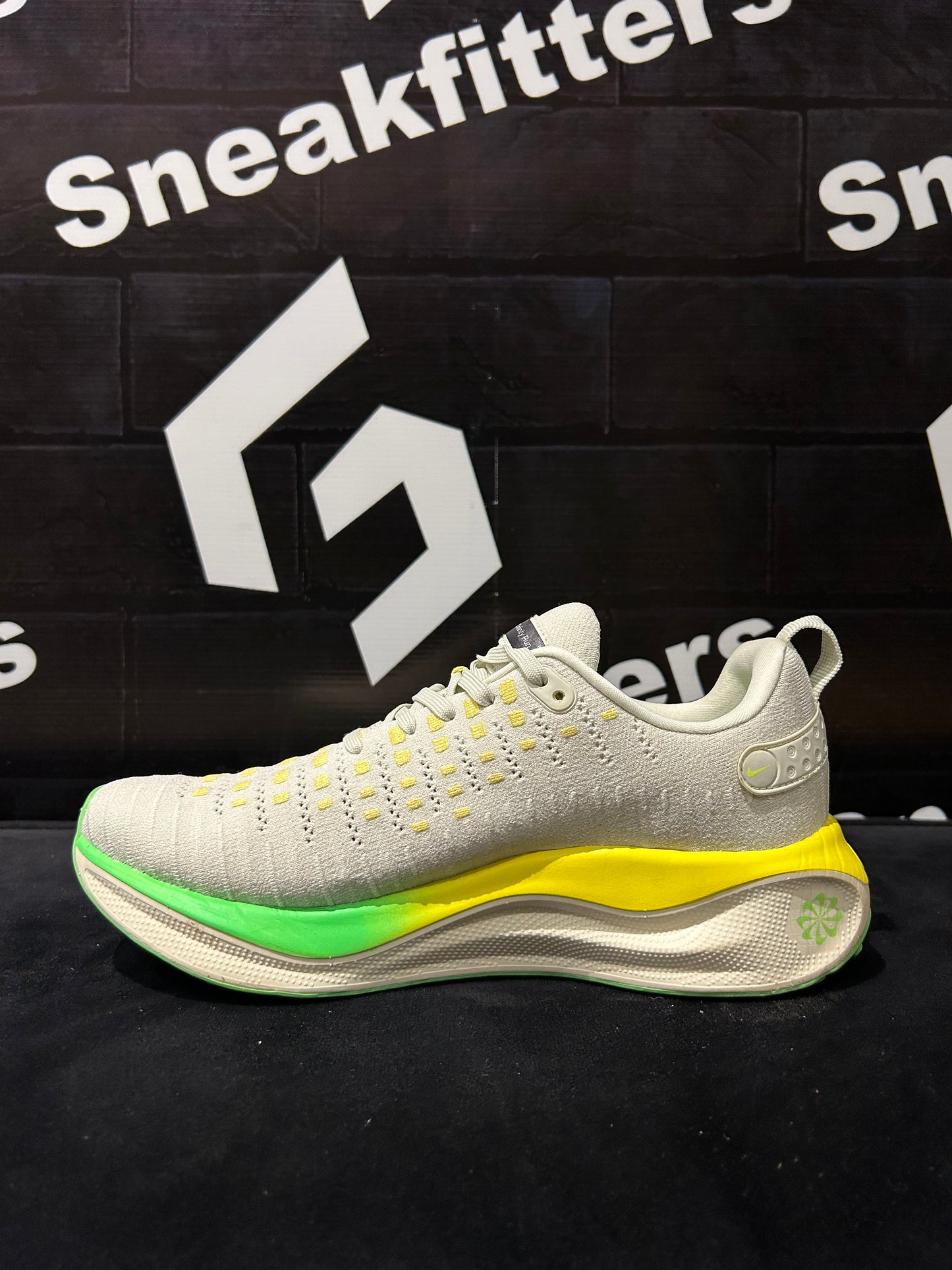 NKE - React  - Off White with Green