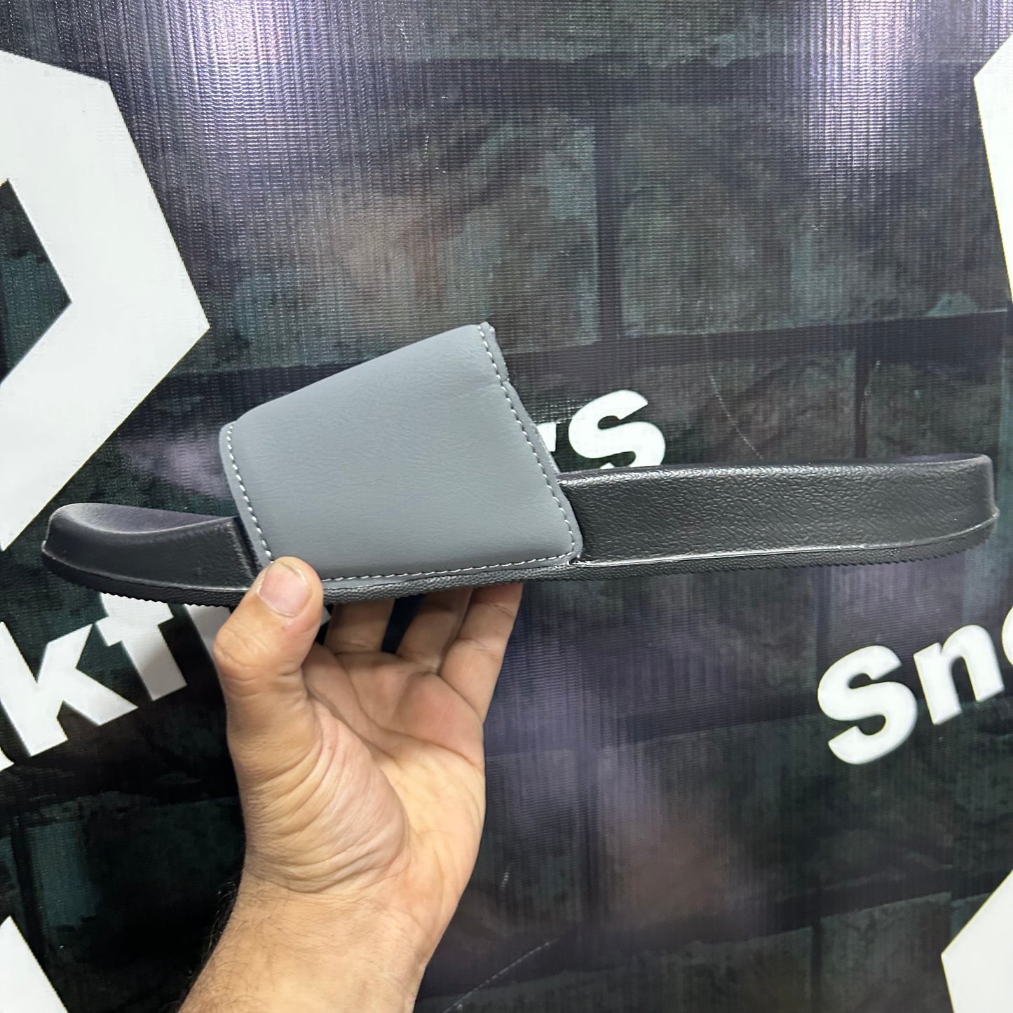 Ad - D7 - Slides - Gray