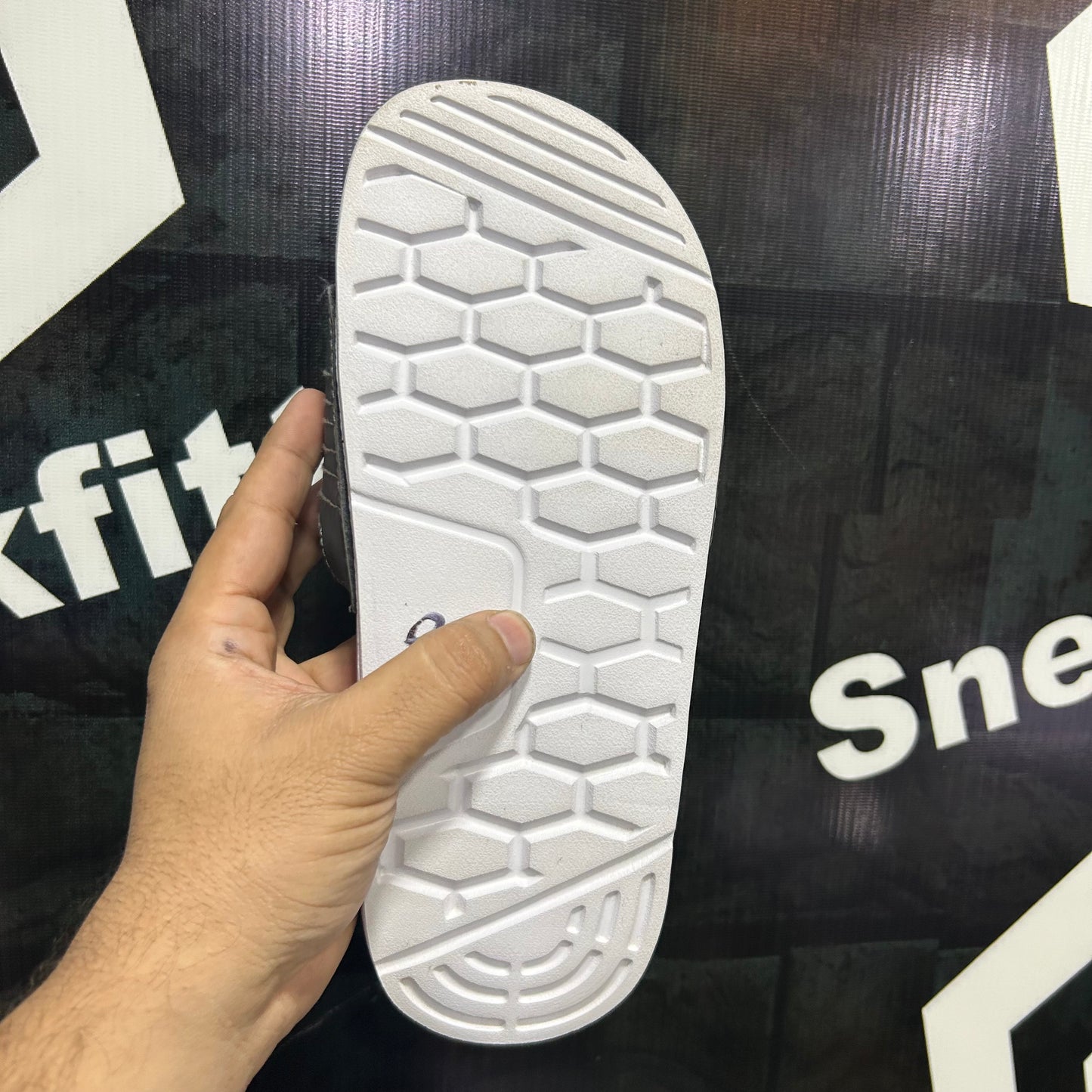 Ad - D1 - Slides - Grey / White