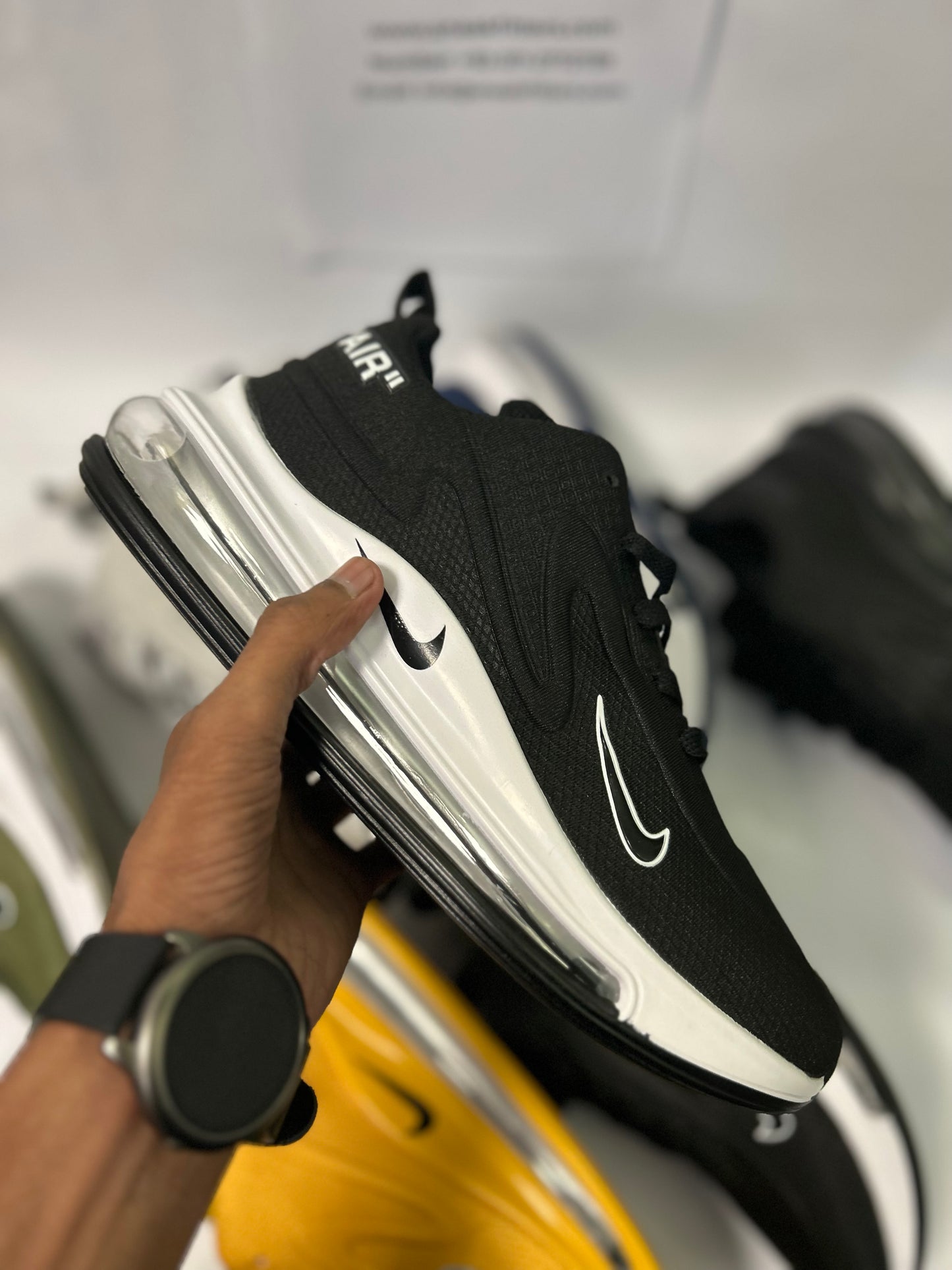 NKE Air Max 720 - Black White