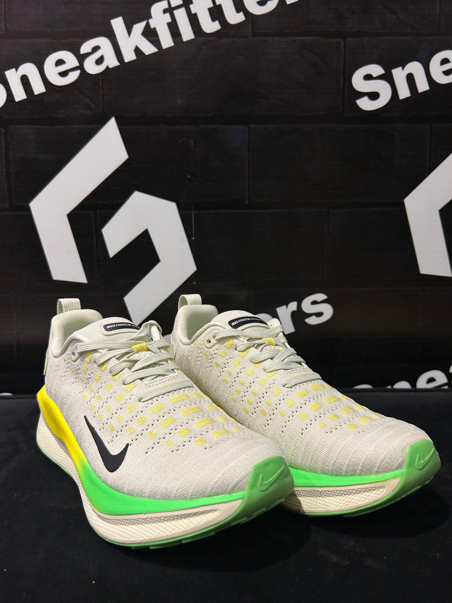 NKE - React  - Off White with Green