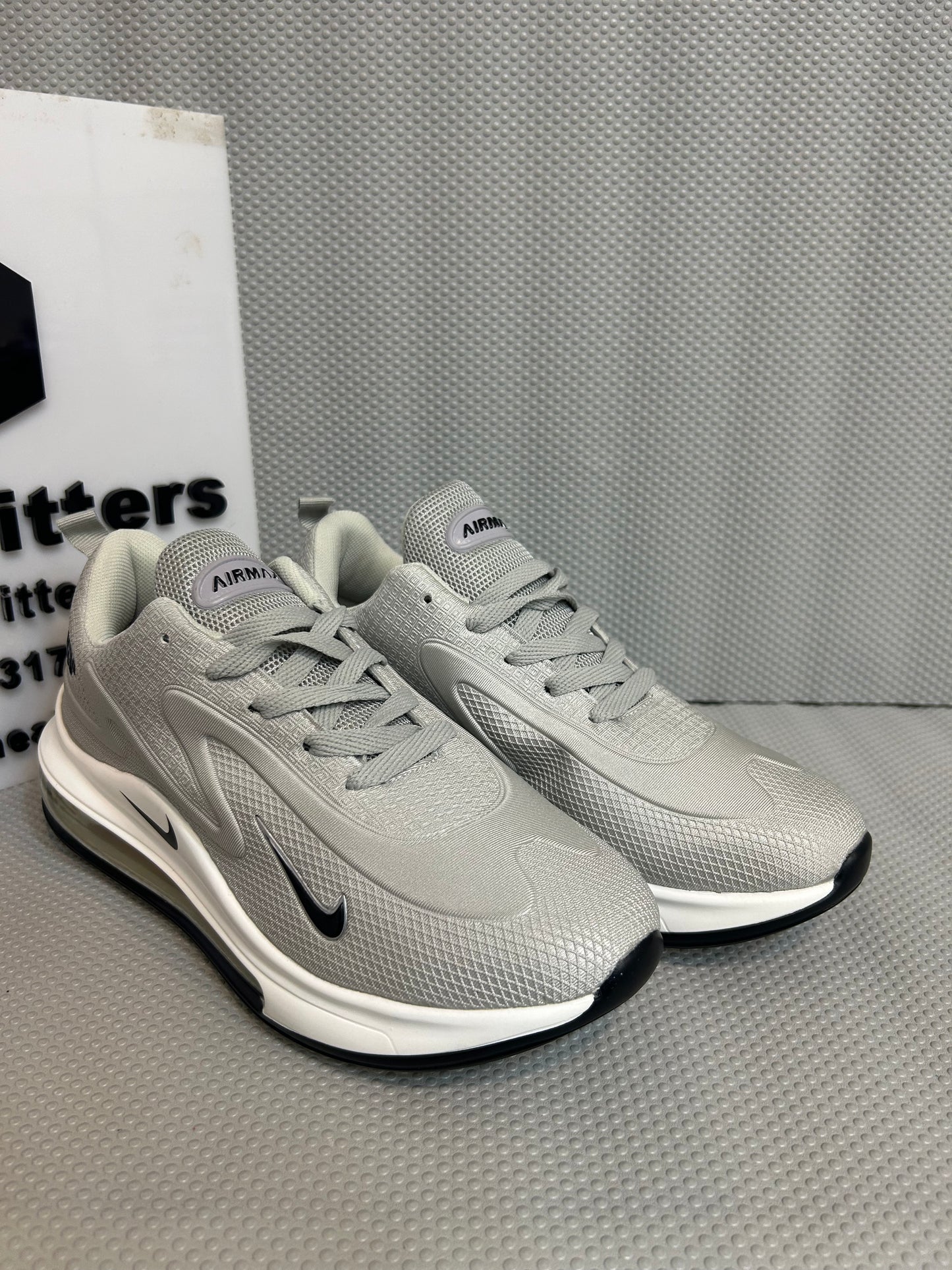NKE Air Max 720 - Grey
