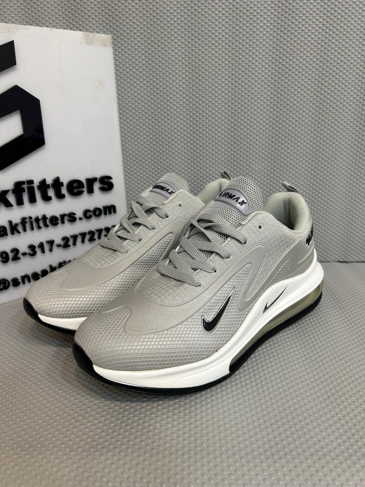 NKE Air Max 720 - Grey
