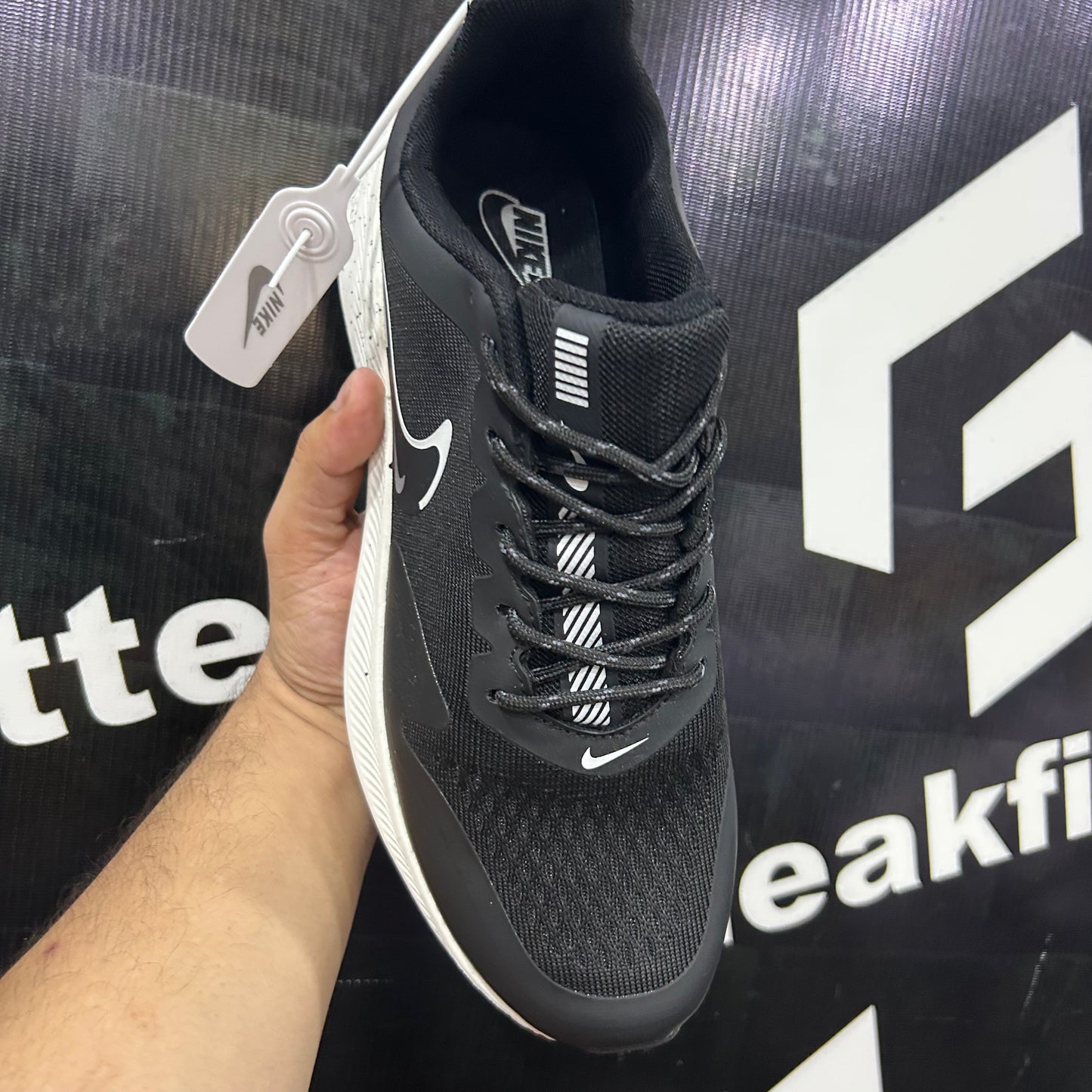 NK - Air Zoom - Black / White