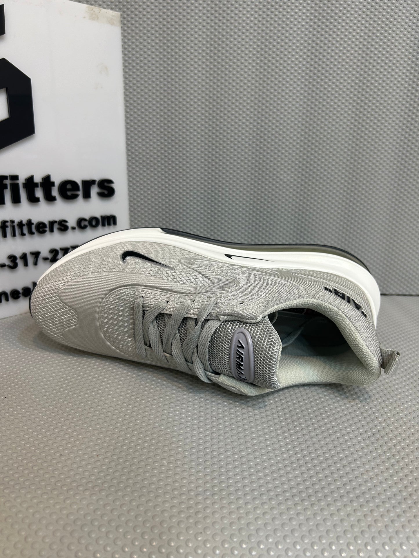 NKE Air Max 720 - Grey