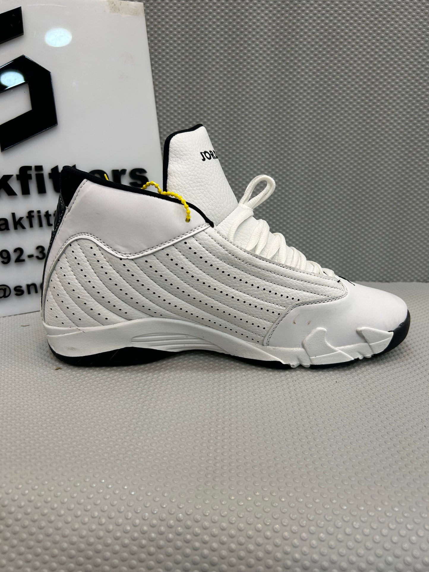 AR JDN 14 - Retro - White Black