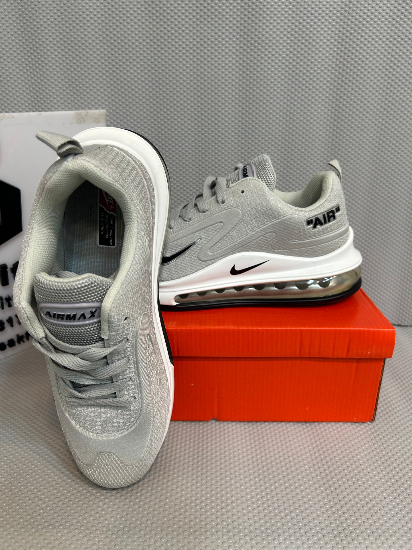 NKE Air Max 720 - Grey