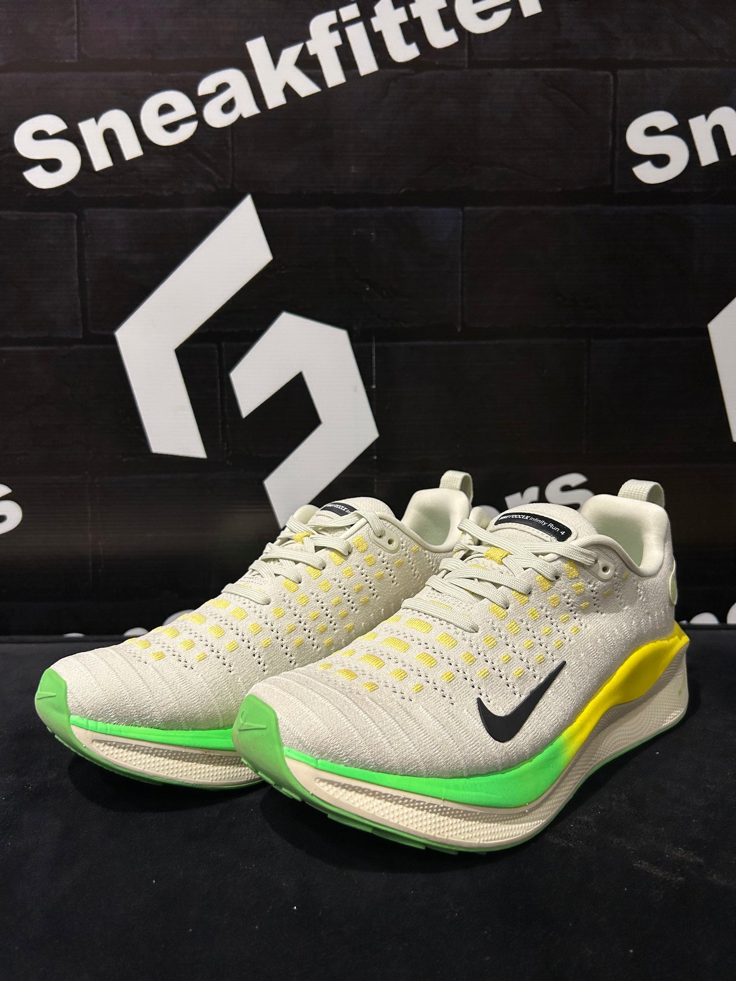 NKE - React  - Off White with Green