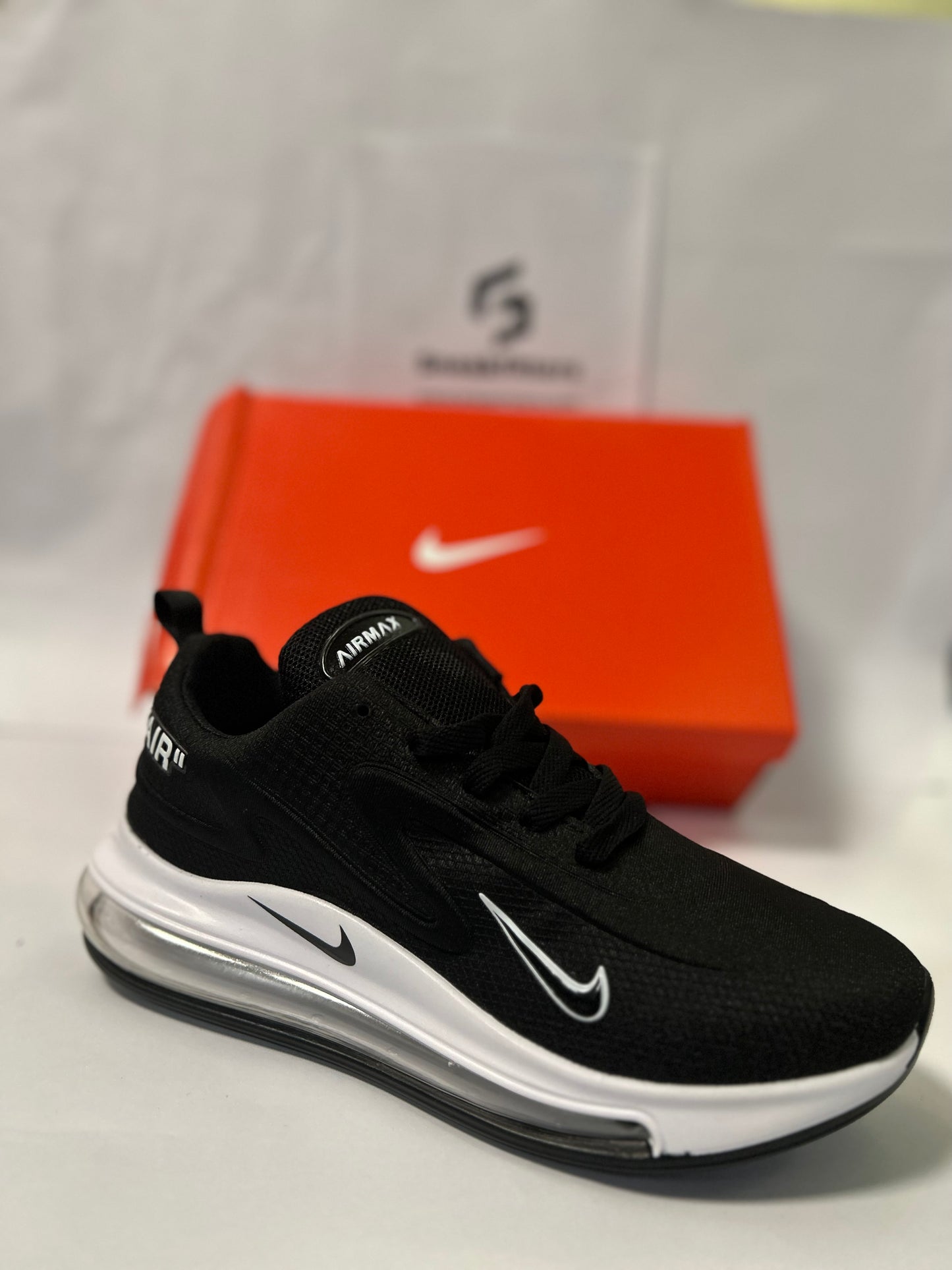 NKE Air Max 720 - Black White