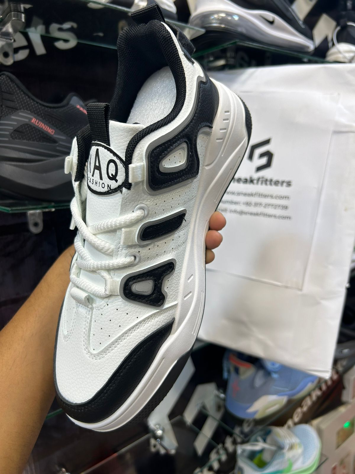 Fashion - FAQ - White Black