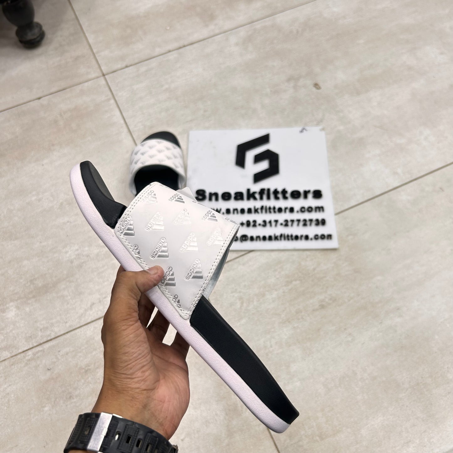 AD - D2 - White