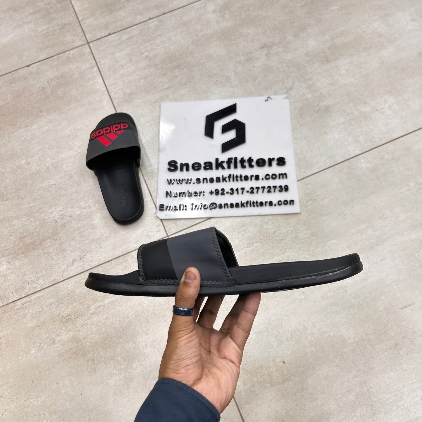 AD - Slide D1 - Black