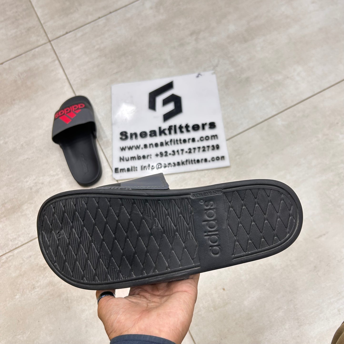 AD - Slide D1 - Black