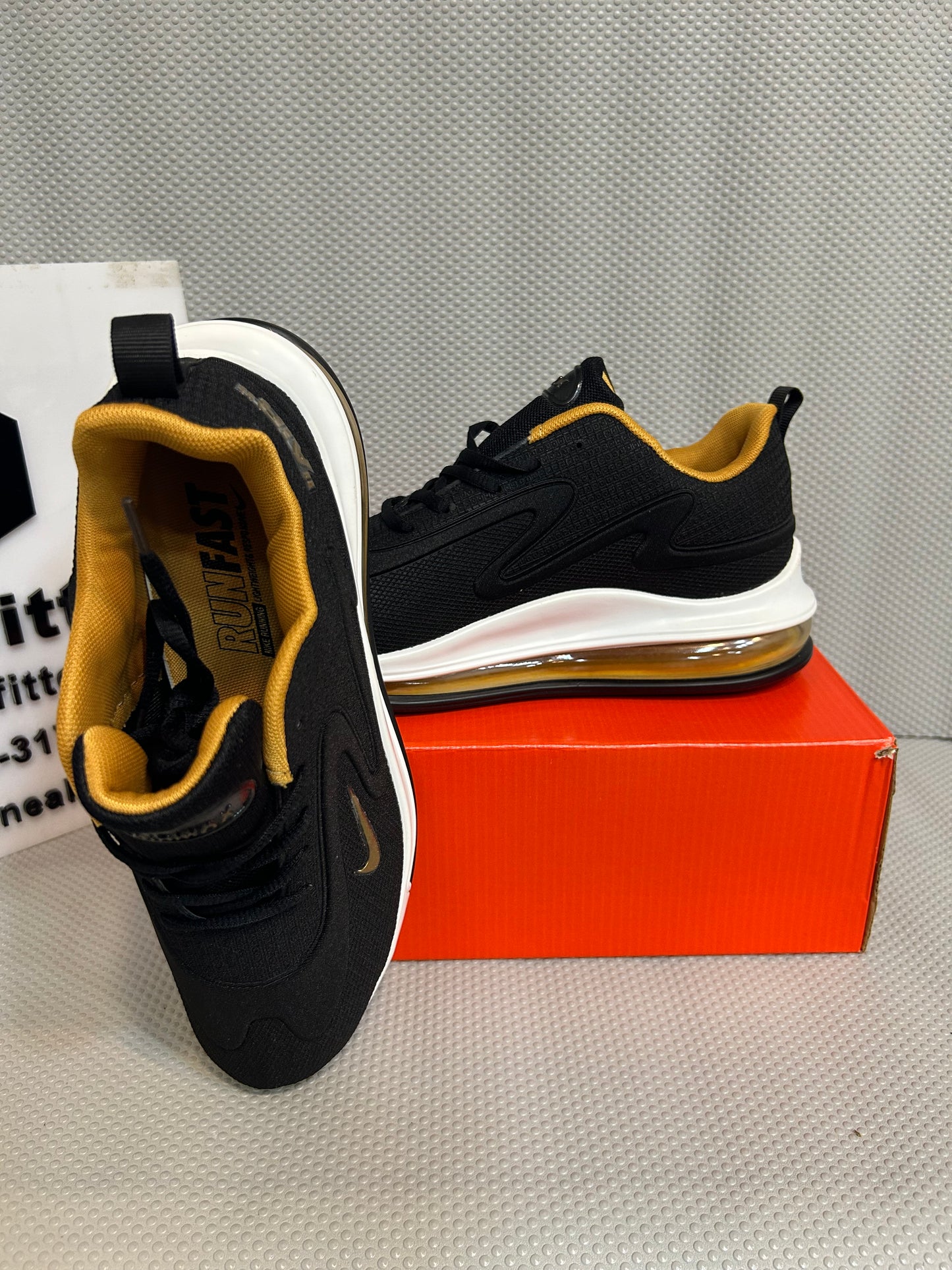 NKE Air Max 720 - Black Golden