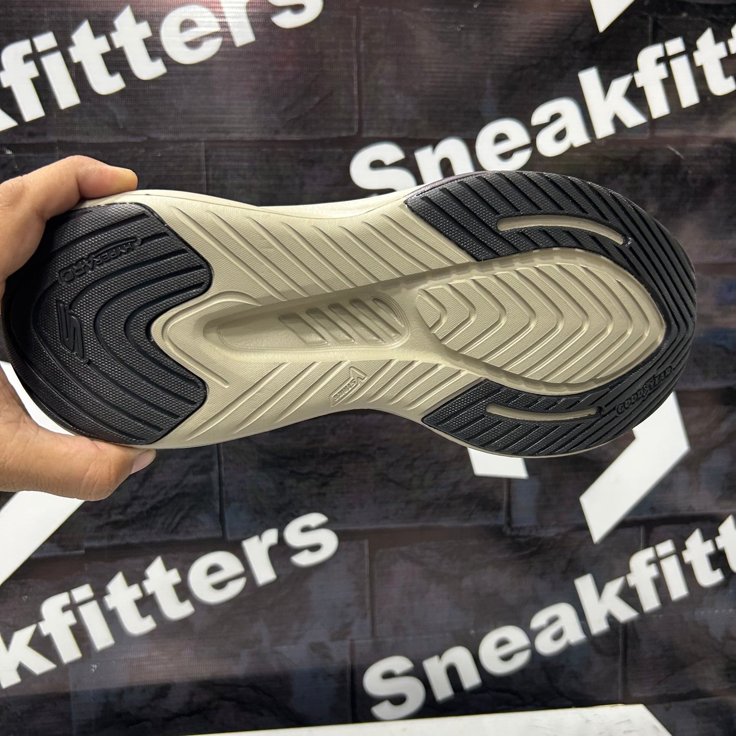 Skechers - GY - Max Cushion - Brown