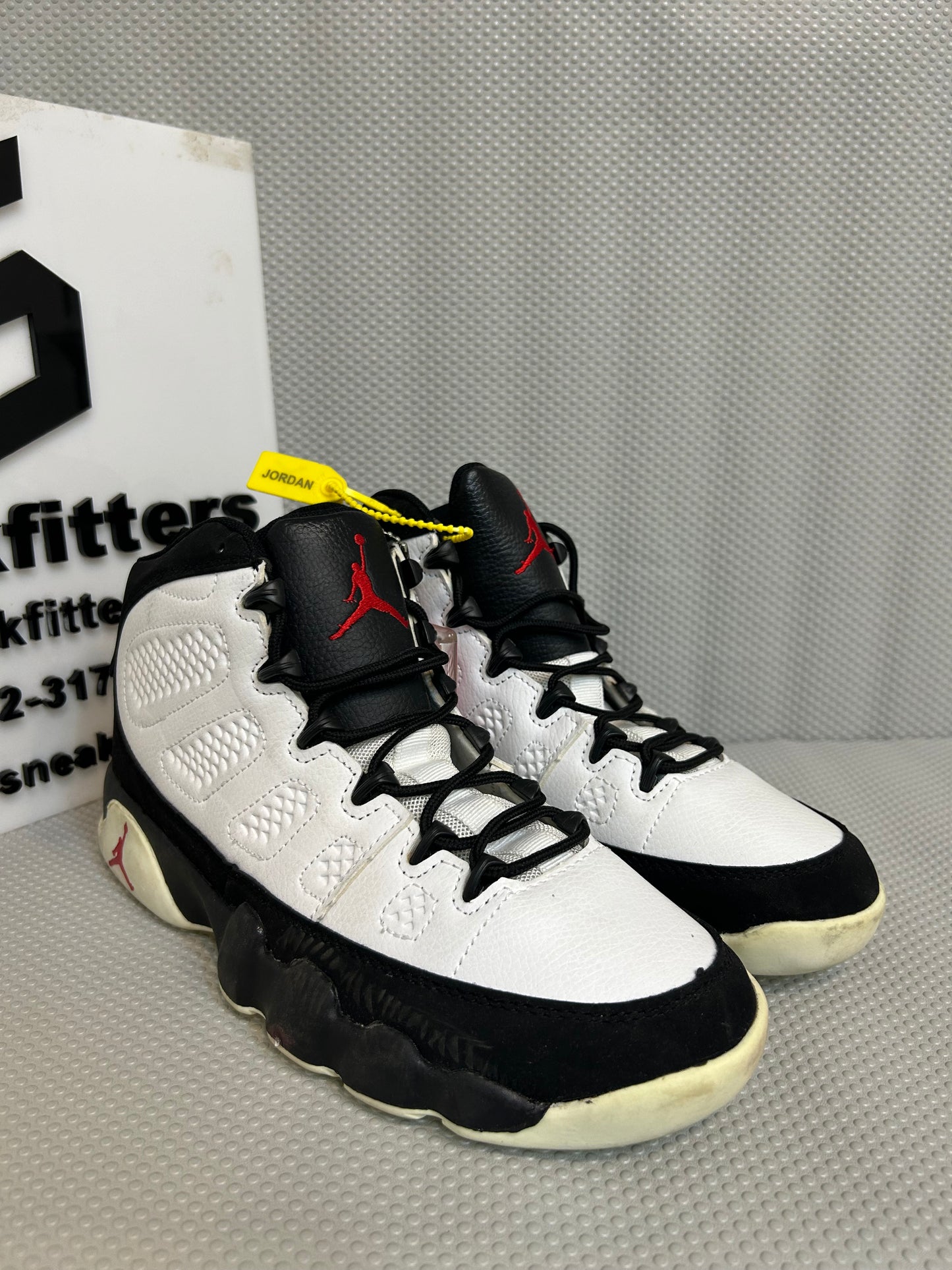 AR JDN  9 - Retro -White Black