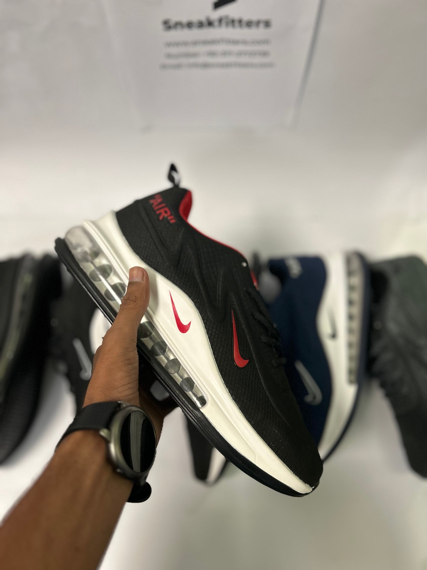 NKE Air Max 720 - Black Red