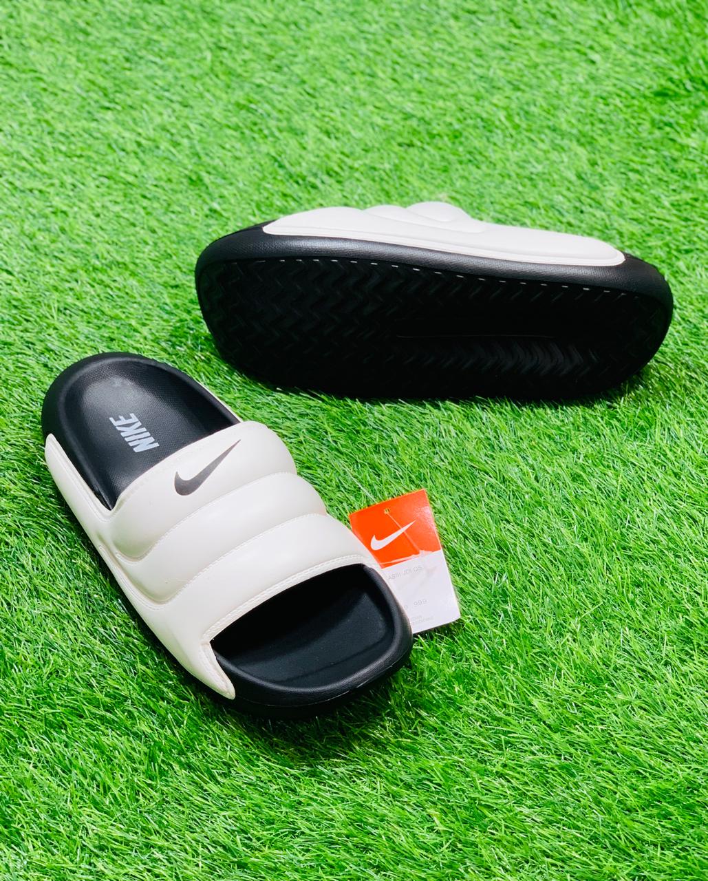 NKE - Slides - D4 - White Black