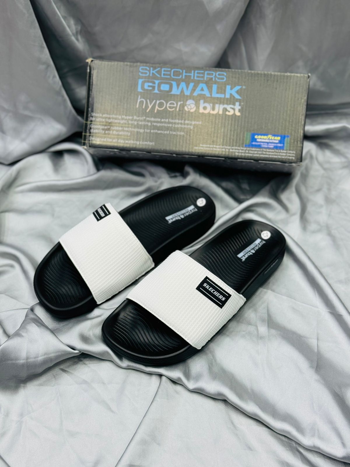 Skechers - Hyper Burst Slides - D2 -  Black White