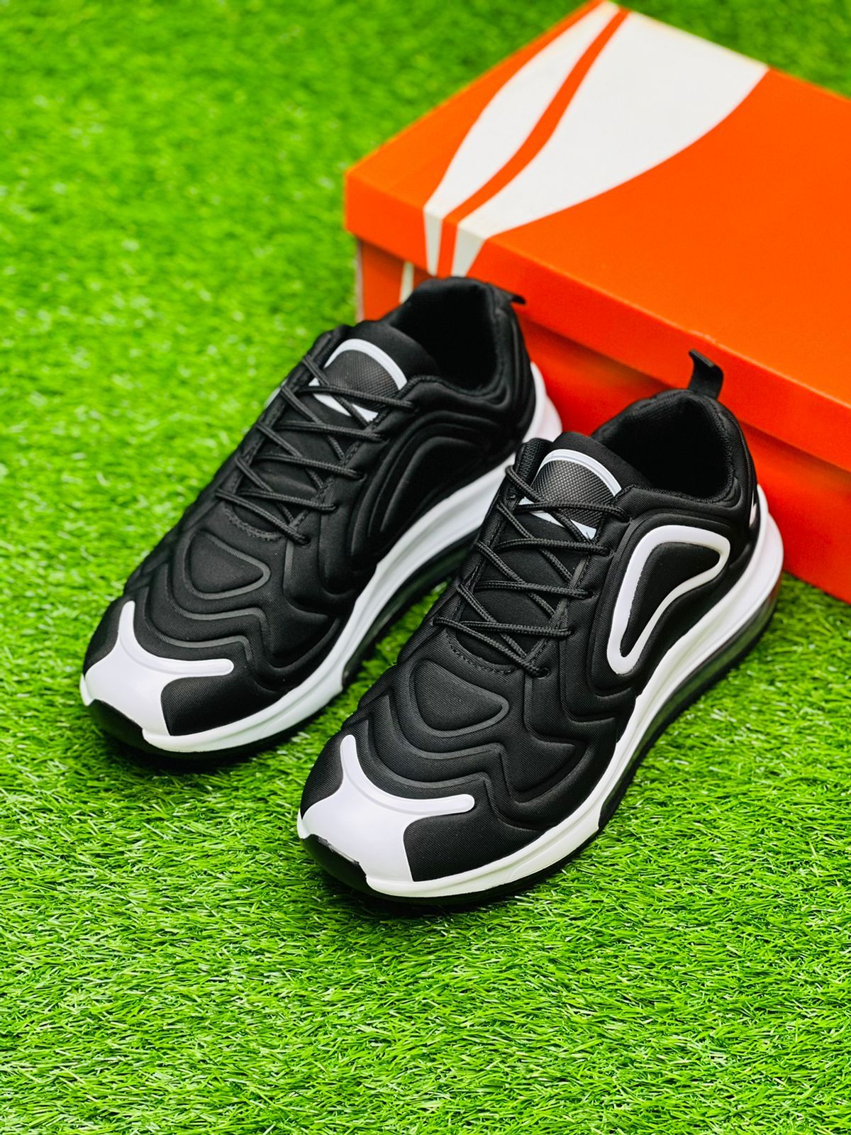 NKE Air Max 720 New - Black White