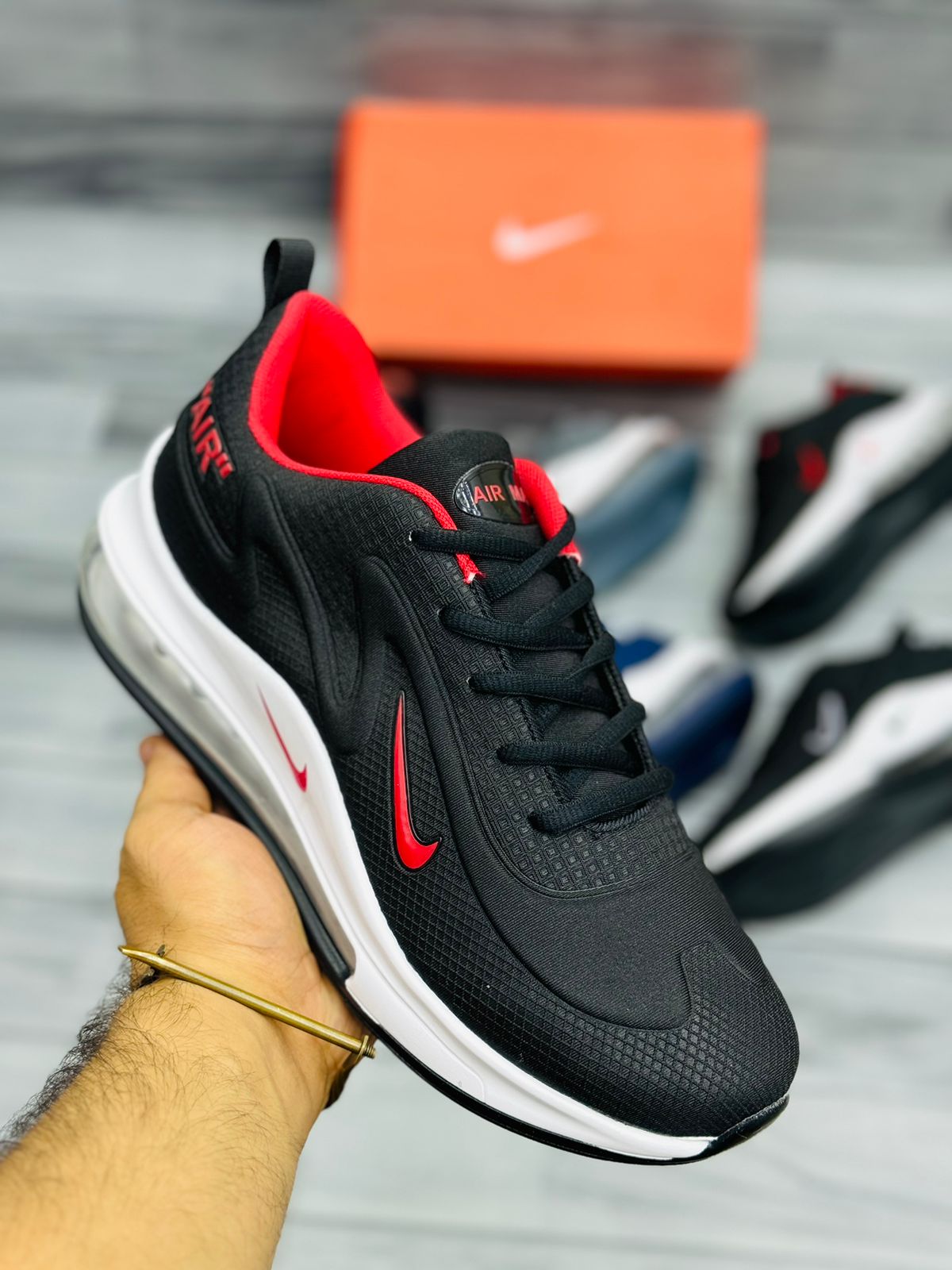 NKE Air Max 720 - Black Red