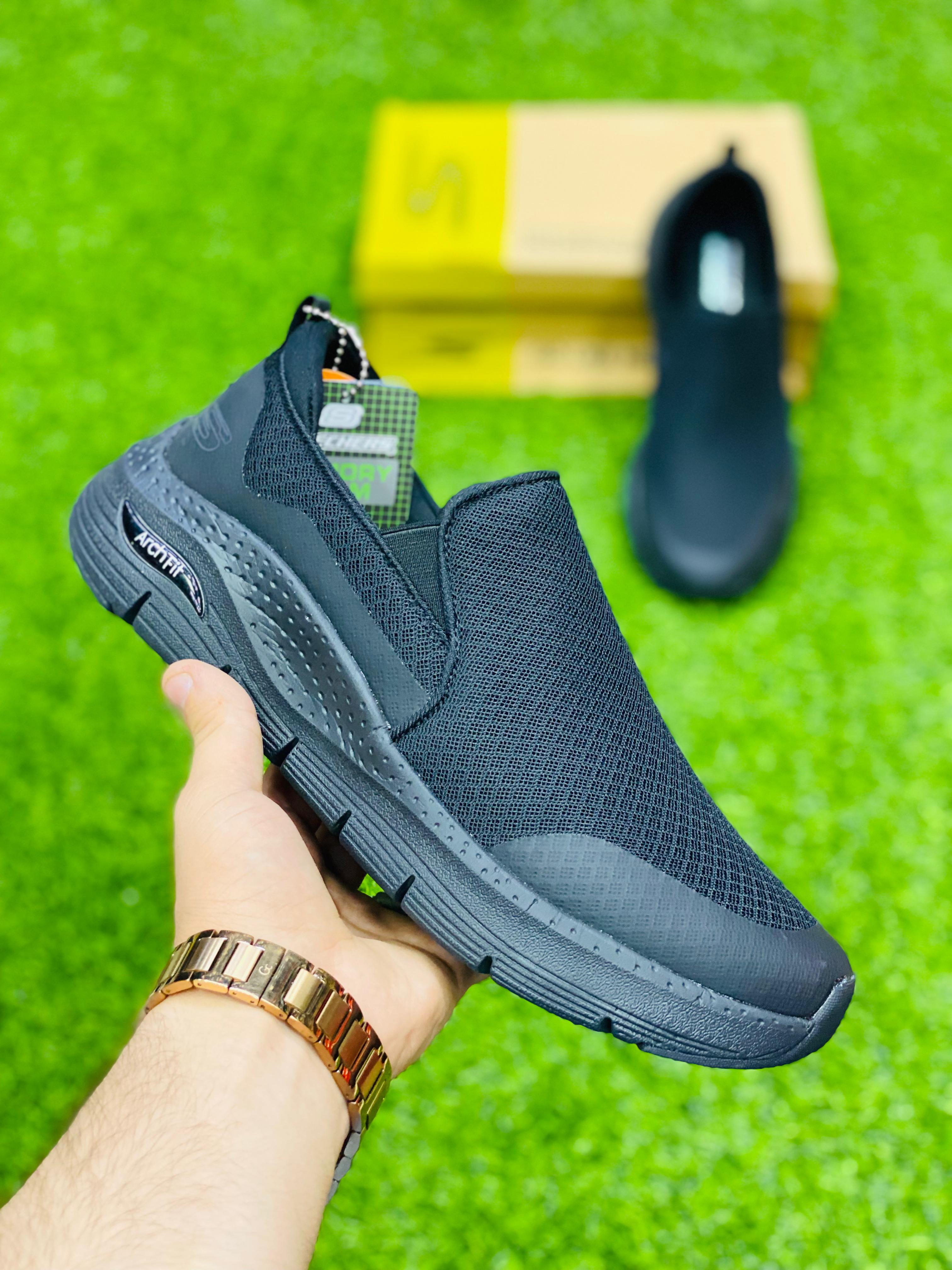 Skechers - Medicated - Archfit - All Black | Sneakfitters