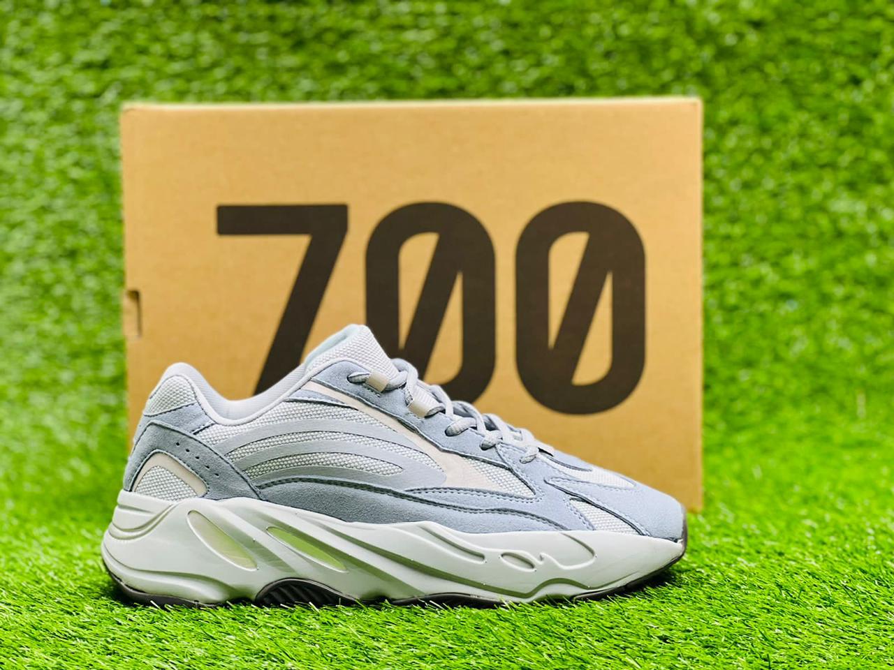 Yeezy - Boost 700 V2 - Grey White